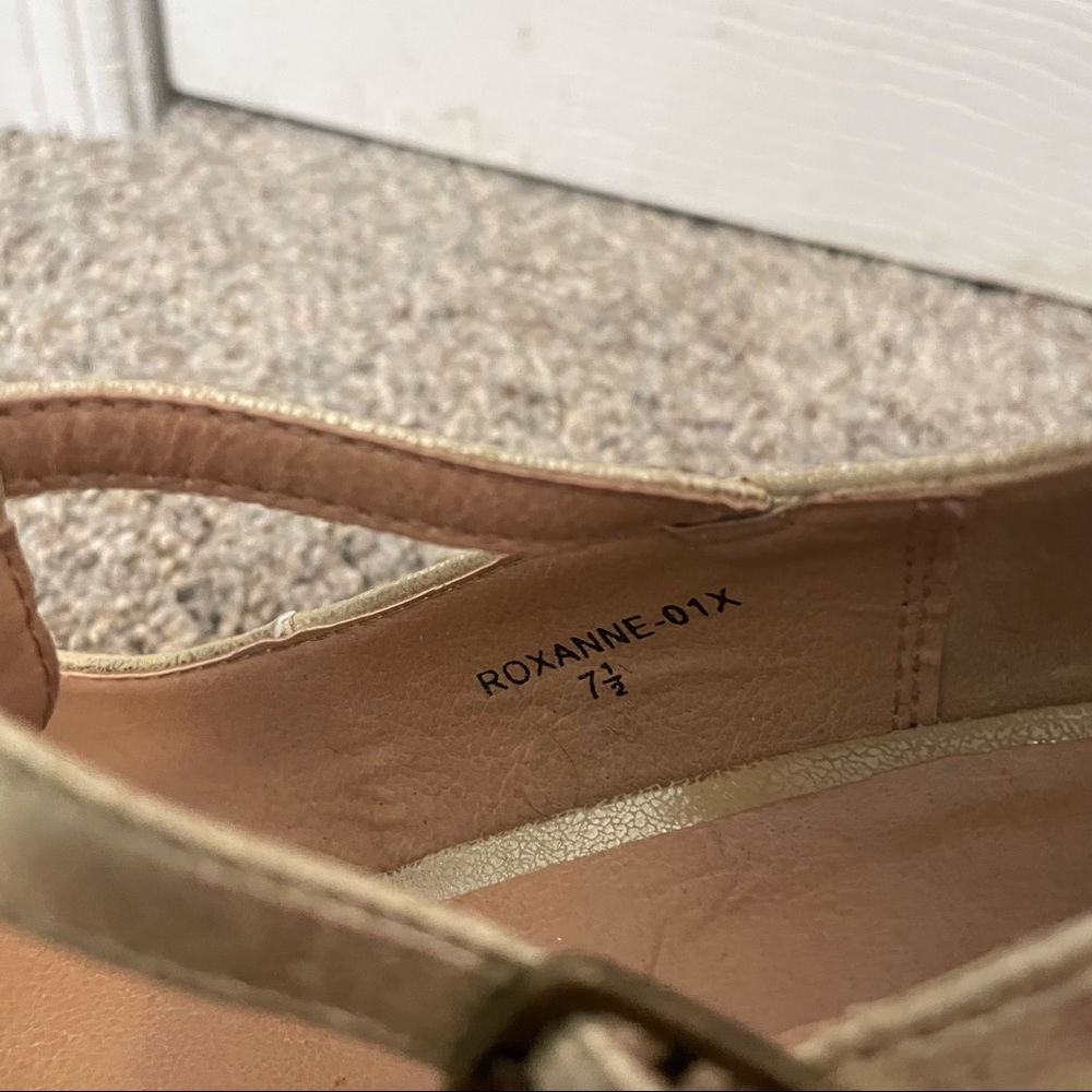 ModCloth Gold T-strap Heels - Picture 5 of 6